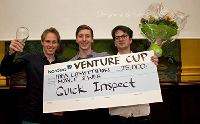 På billedet ses Jonas Woodrow Hansen, Gari Nickson og Kacper Kawecki. Den sidste deltager i gruppen, Francisco Fernandez, kunne ikke være tilstede ved overrækkelsen. (Foto: Venture Cup)