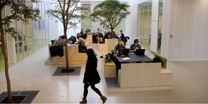 Students in building 324, photo Sonja Iskov